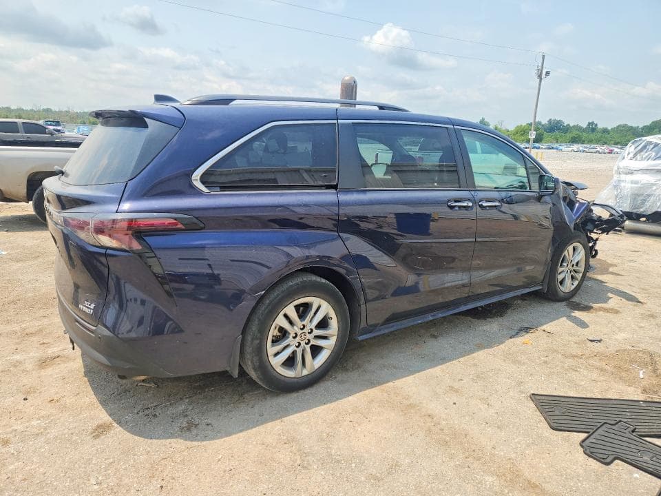 2023 TOYOTA SIENNA XLE 3
