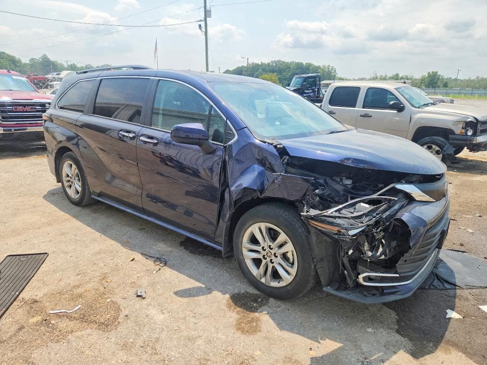 2023 TOYOTA SIENNA XLE 4