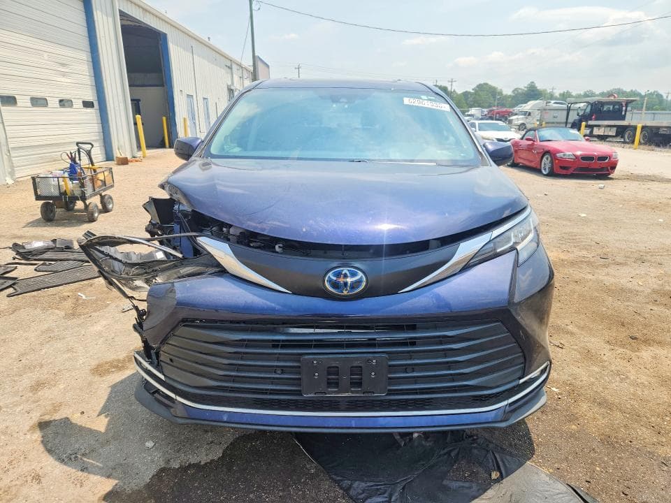 2023 TOYOTA SIENNA XLE 5