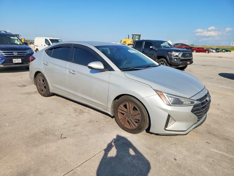 2019 HYUNDAI ELANTRA SEL 4