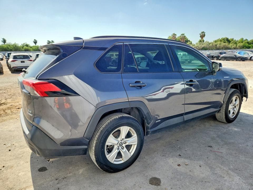 2021 TOYOTA RAV4 XLE 3