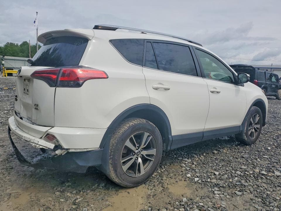 2018 TOYOTA RAV4 XLE 3