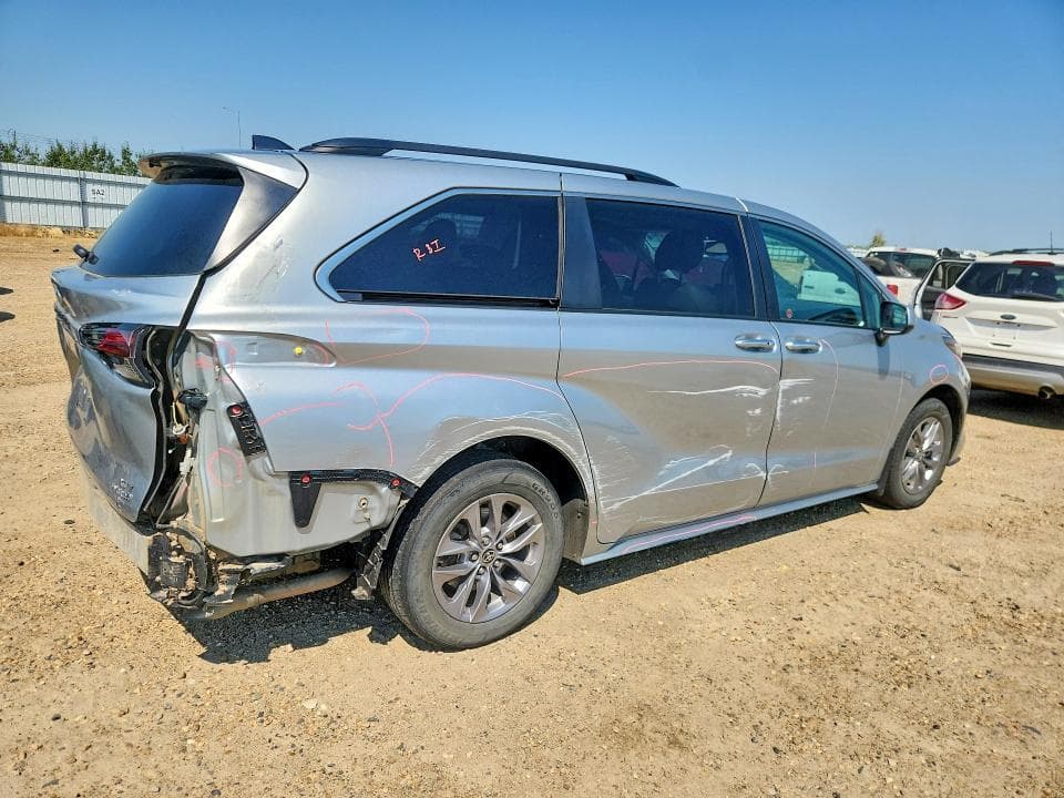 2024 TOYOTA SIENNA LE 3