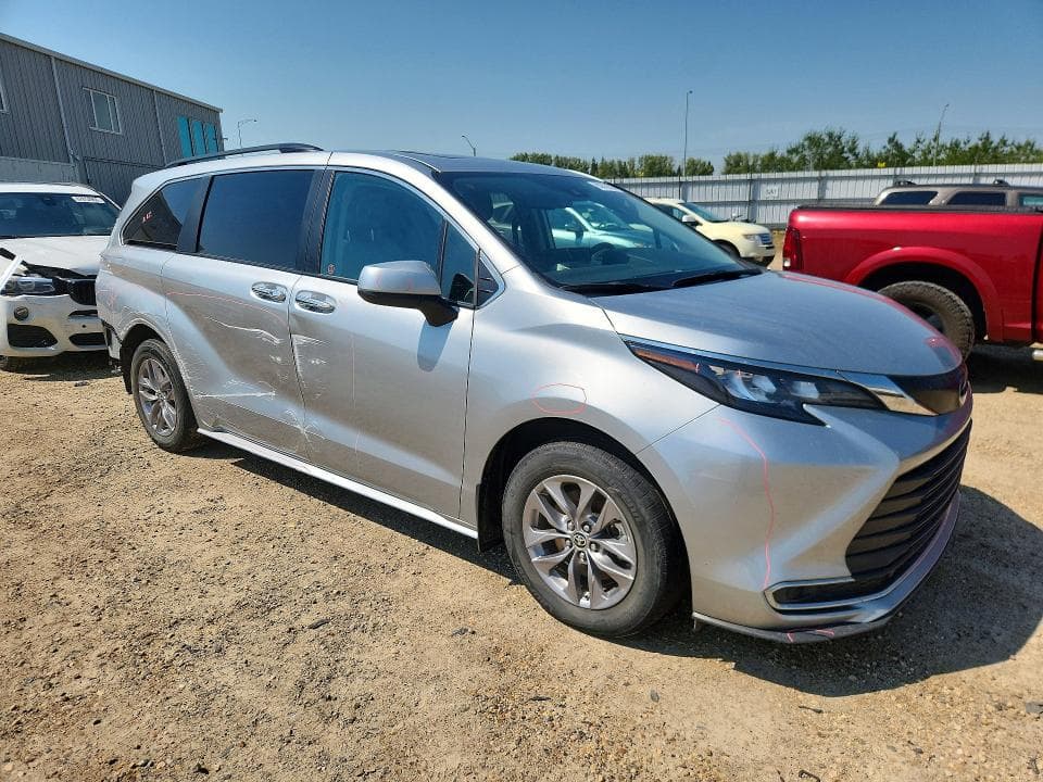 2024 TOYOTA SIENNA LE 4