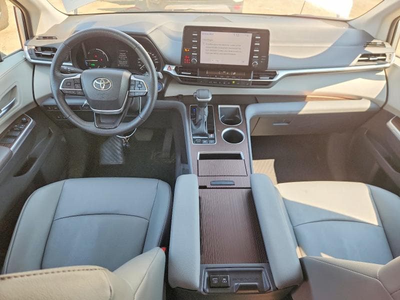 2024 TOYOTA SIENNA LE 8