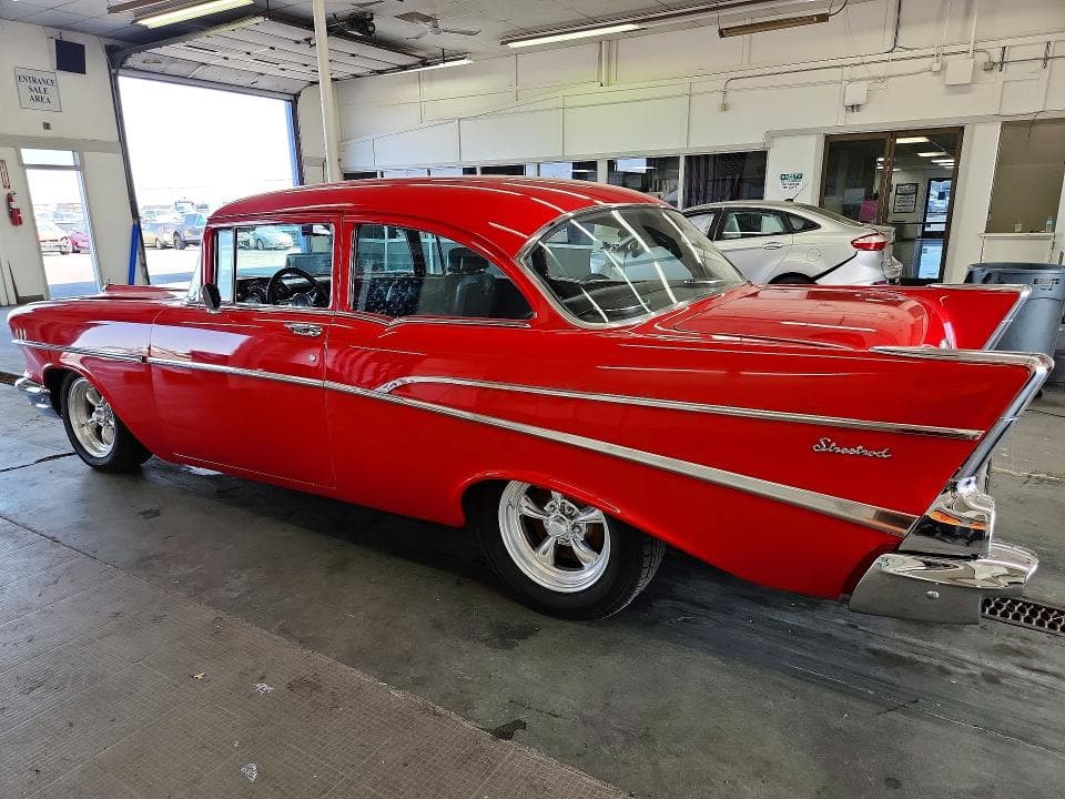 1957 CHEVROLET UK 2