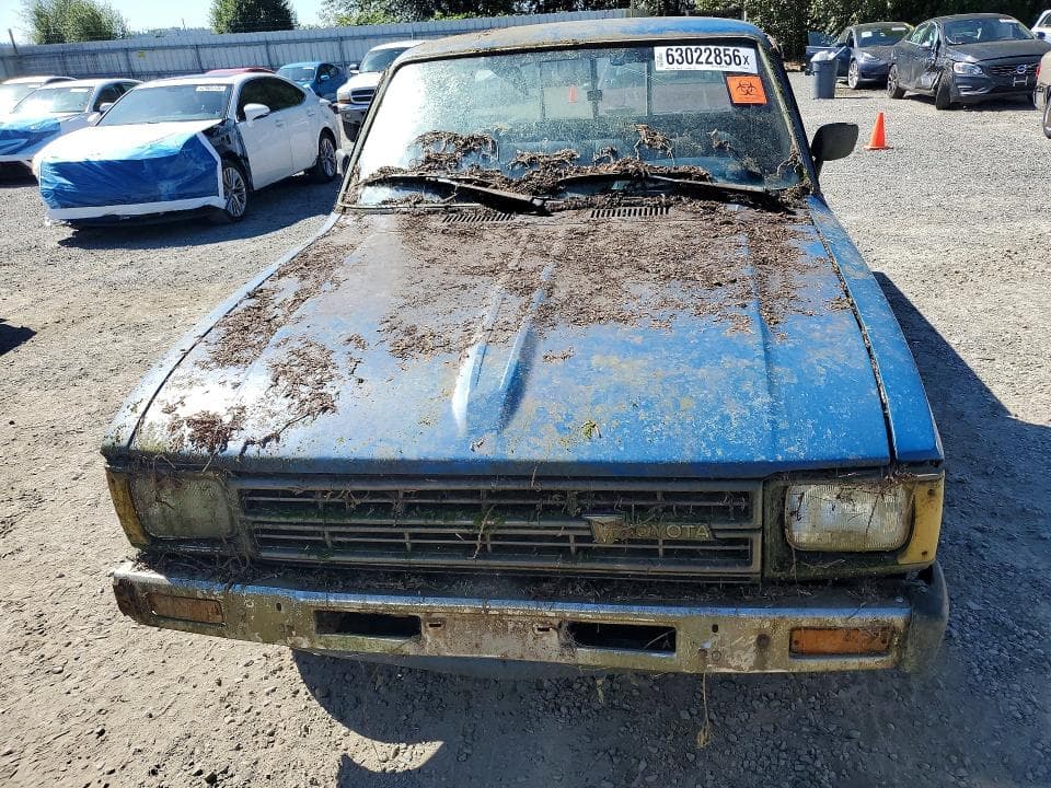 1982 TOYOTA PICKUP / CAB CHASSIS 1/2 TON DLX 5