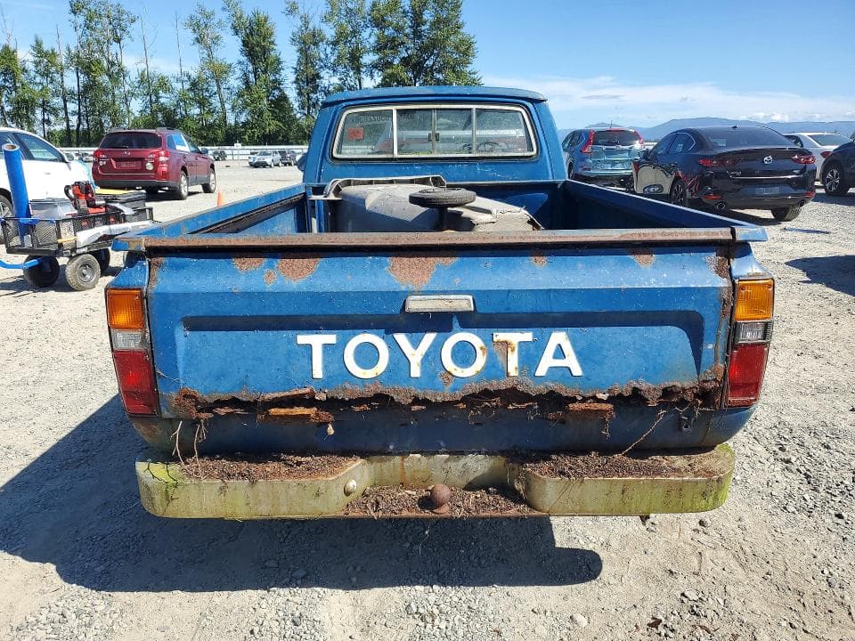 1982 TOYOTA PICKUP / CAB CHASSIS 1/2 TON DLX 6