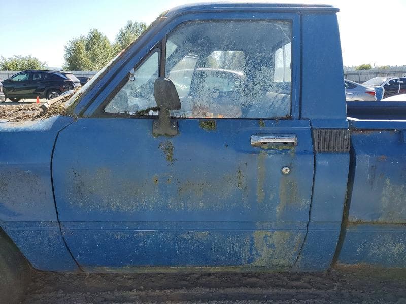 1982 TOYOTA PICKUP / CAB CHASSIS 1/2 TON DLX 7