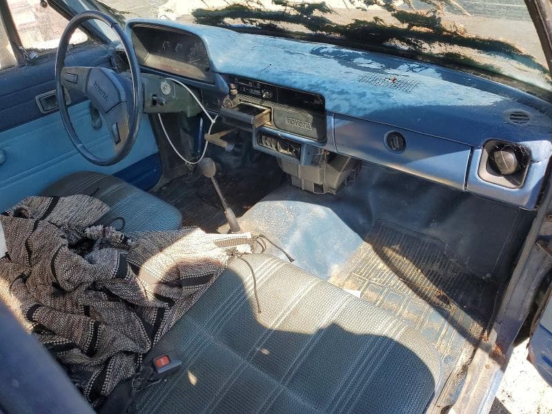 1982 TOYOTA PICKUP / CAB CHASSIS 1/2 TON DLX 8