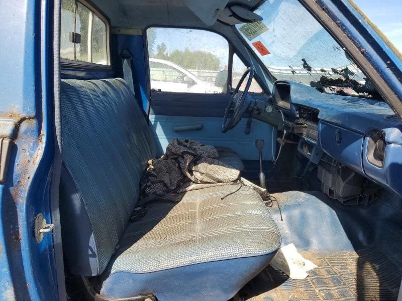 1982 TOYOTA PICKUP / CAB CHASSIS 1/2 TON DLX 10