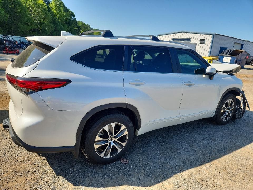 2023 TOYOTA HIGHLANDER XLE 3