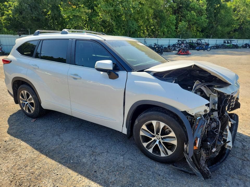 2023 TOYOTA HIGHLANDER XLE 4