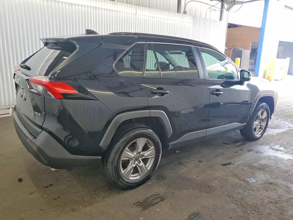 2025 TOYOTA RAV4 XLE 3