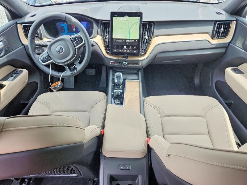2026 VOLVO XC60 PLUS 8