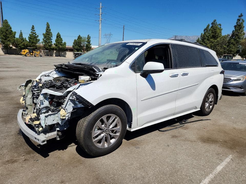 2025 TOYOTA SIENNA XLE 8-PASSENGER - 1