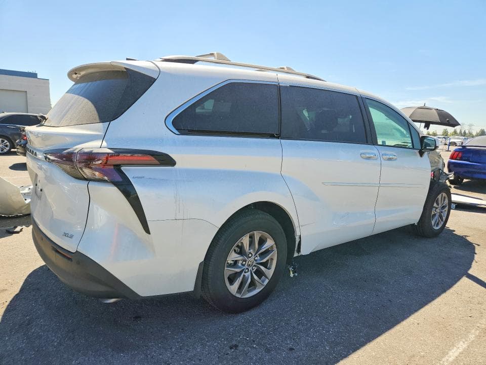 2025 TOYOTA SIENNA XLE 8-PASSENGER 3