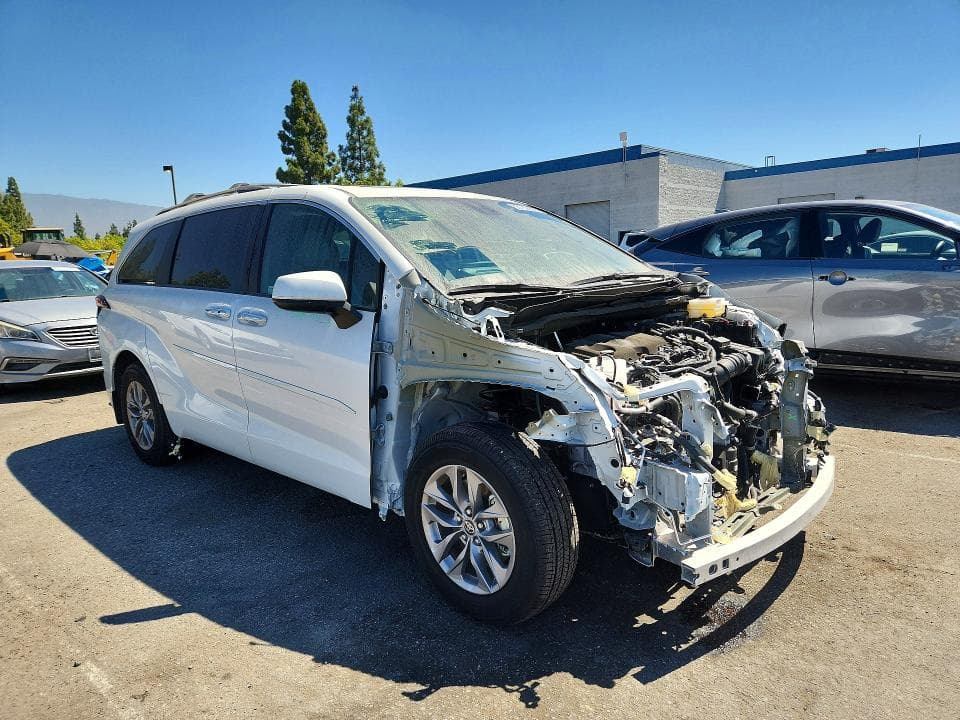 2025 TOYOTA SIENNA XLE 8-PASSENGER 4