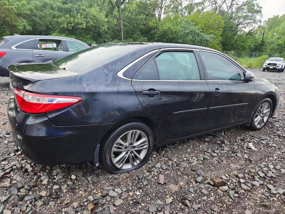 2017 TOYOTA CAMRY SE 3