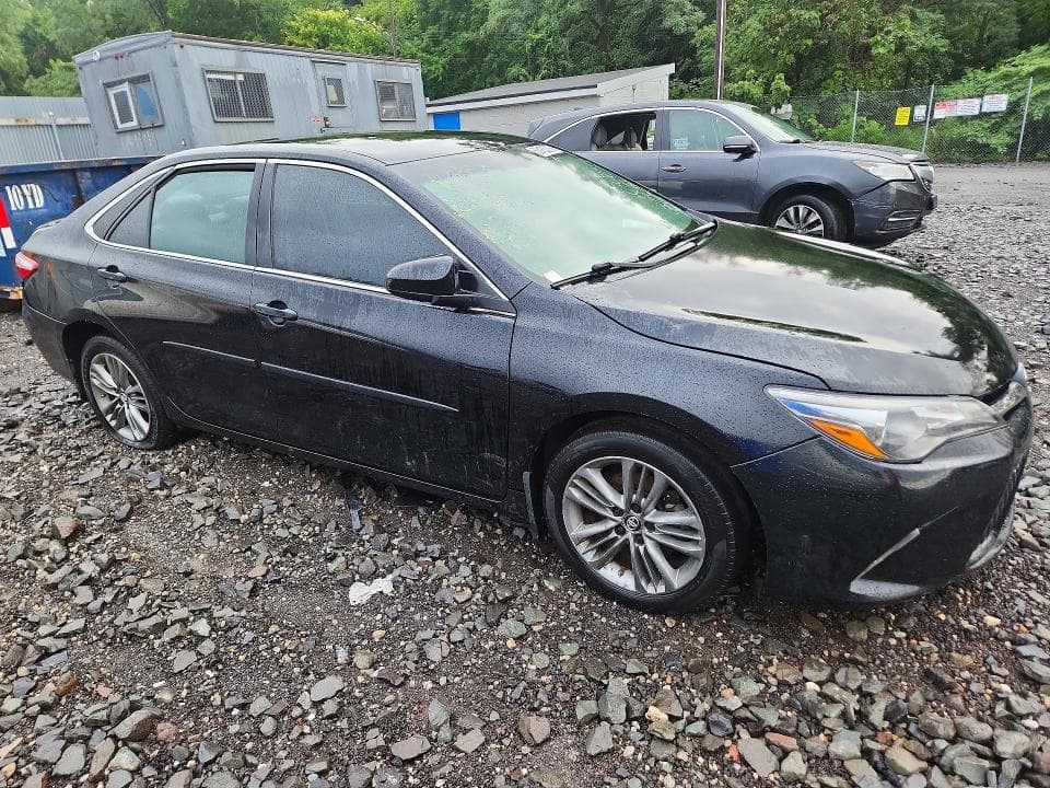 2017 TOYOTA CAMRY SE 4