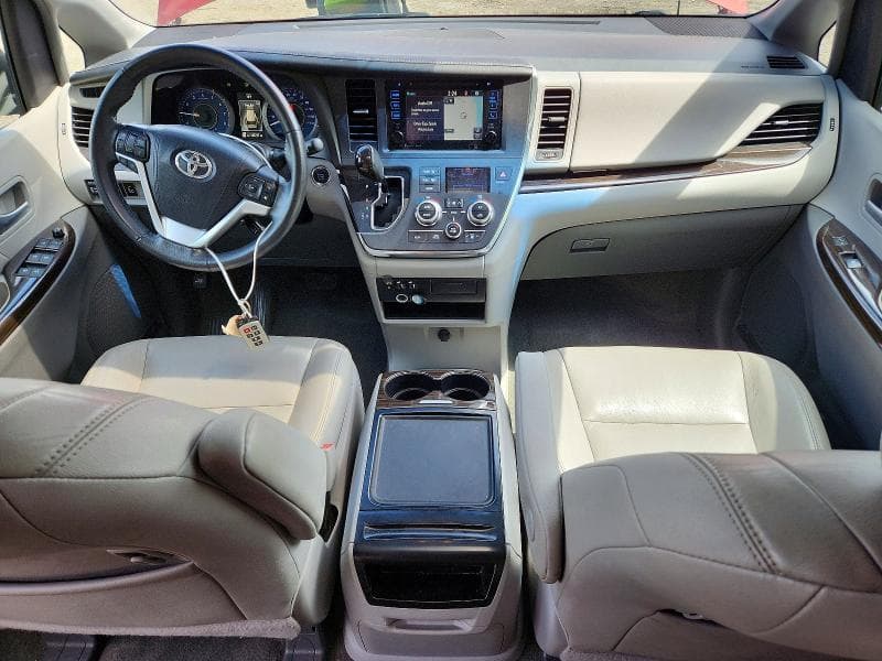 2017 TOYOTA SIENNA XLE 7-PASSENGER 8