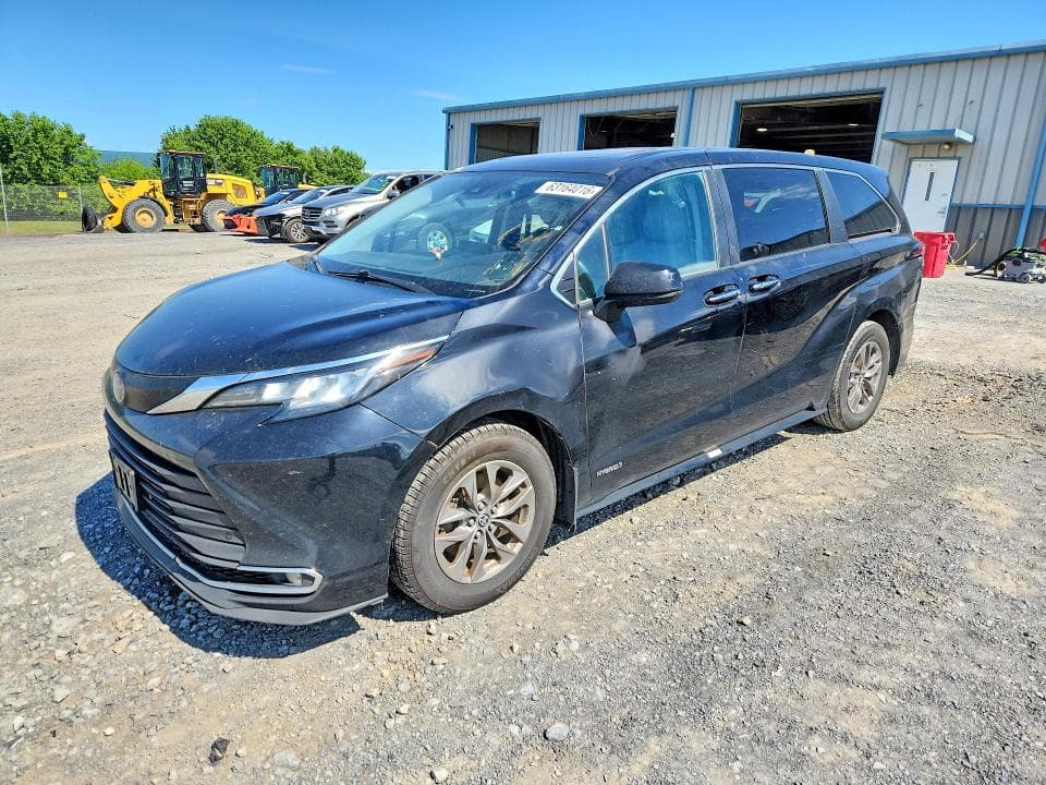 2021 TOYOTA SIENNA XLE - 1