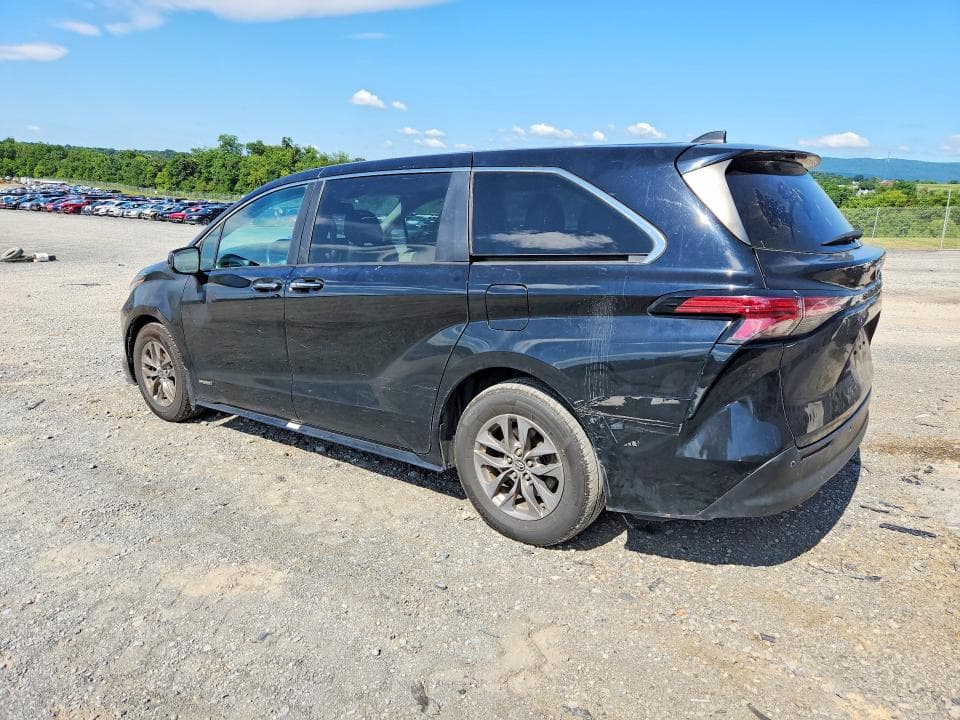 2021 TOYOTA SIENNA XLE 2