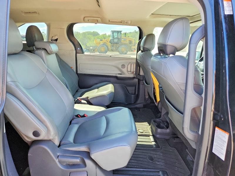 2021 TOYOTA SIENNA XLE 11