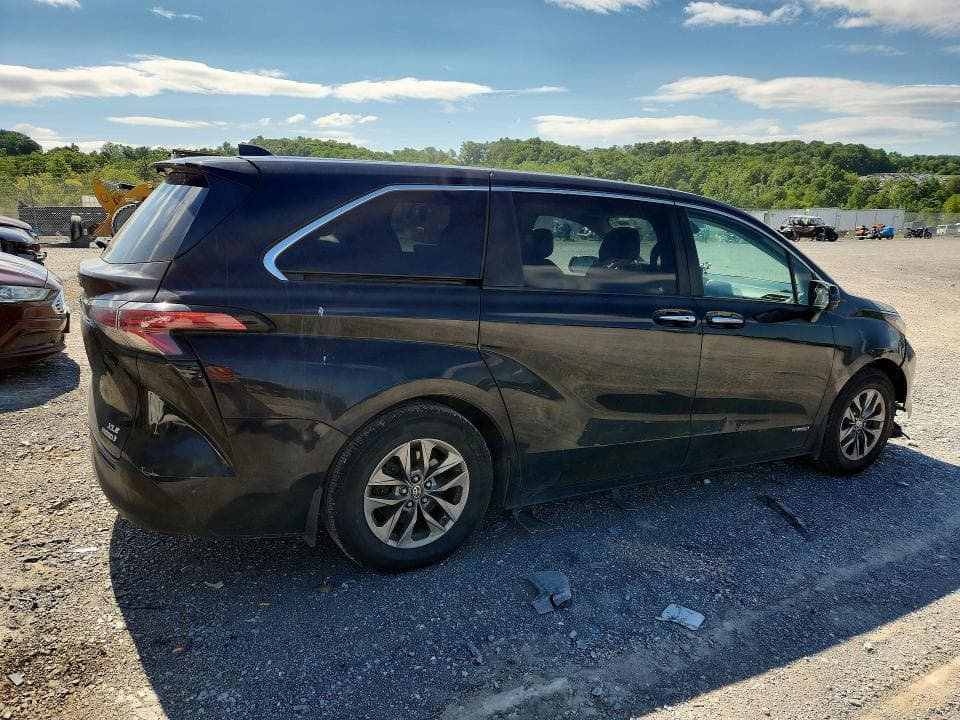 2021 TOYOTA SIENNA XLE 3