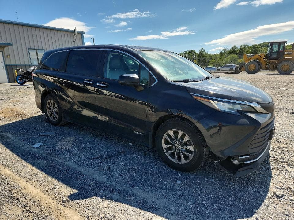 2021 TOYOTA SIENNA XLE 4