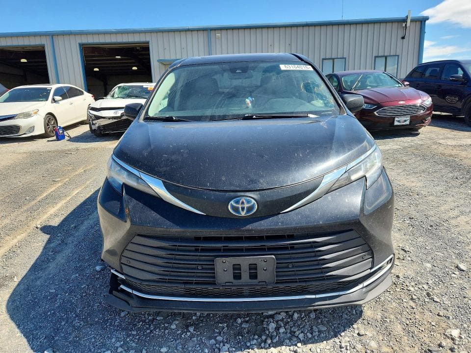 2021 TOYOTA SIENNA XLE 5