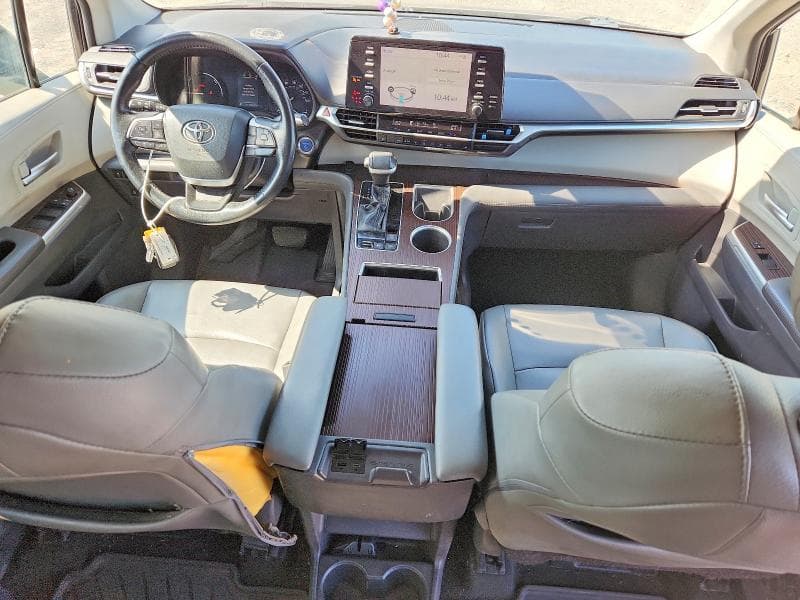 2021 TOYOTA SIENNA XLE 8