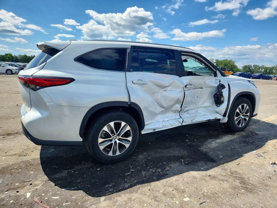 2023 TOYOTA HIGHLANDER XLE 3