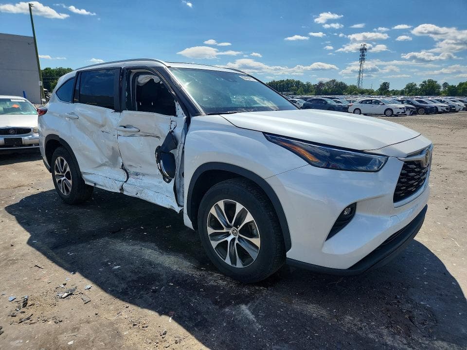 2023 TOYOTA HIGHLANDER XLE 4
