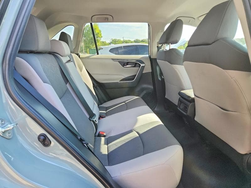 2020 TOYOTA RAV4 XLE 11