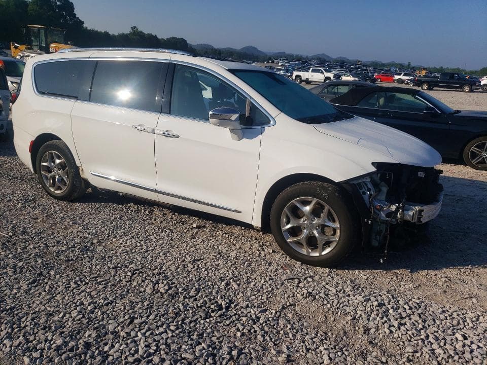2017 CHRYSLER PACIFICA LIMITED 4