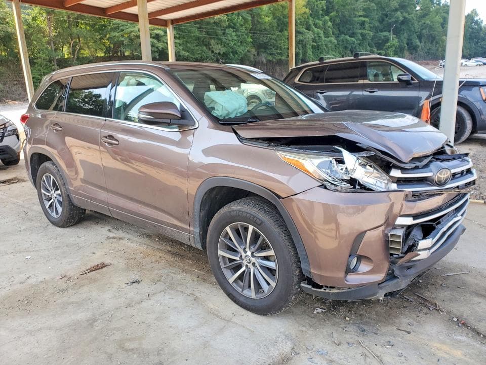 2017 TOYOTA HIGHLANDER XLE 4