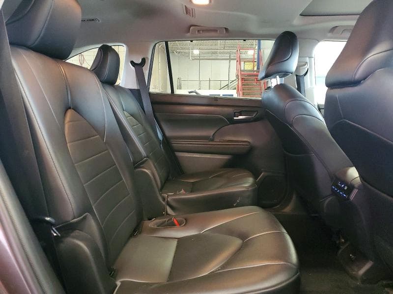 2021 TOYOTA HIGHLANDER XLE 11