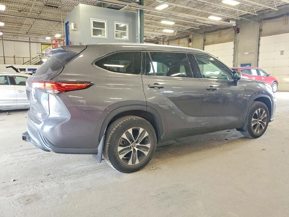 2021 TOYOTA HIGHLANDER XLE 3