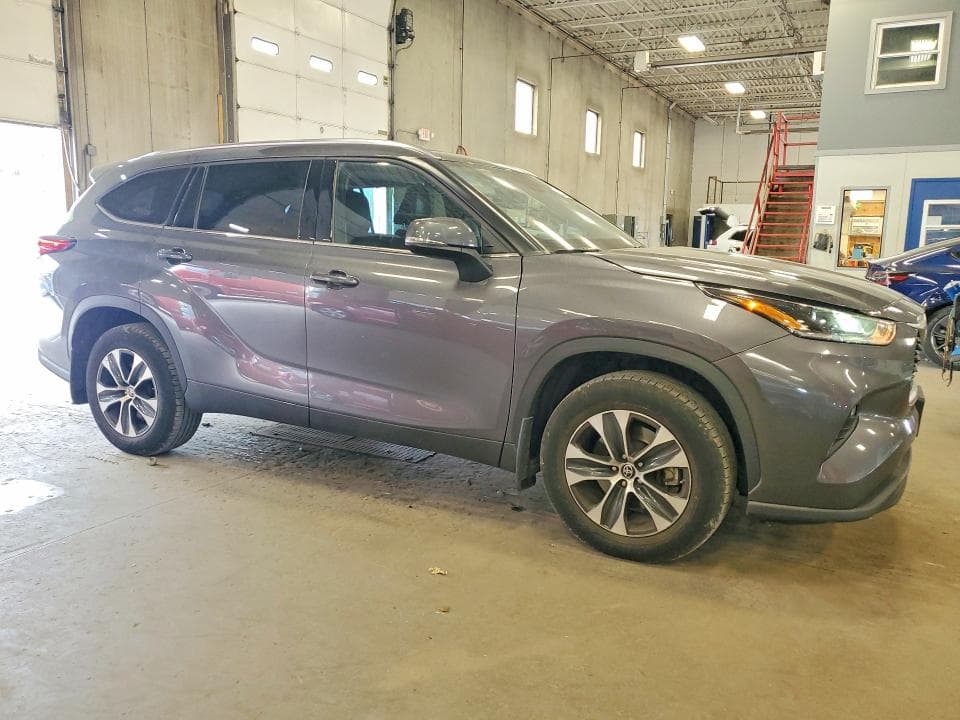 2021 TOYOTA HIGHLANDER XLE 4