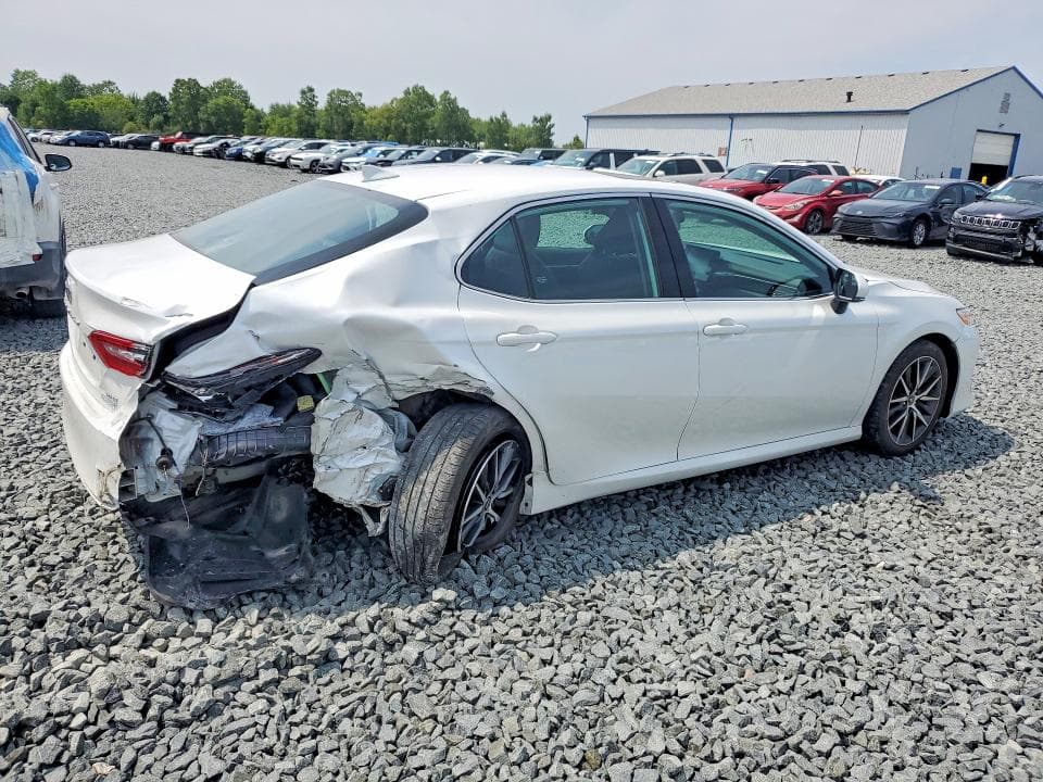 2024 TOYOTA CAMRY XLE 3