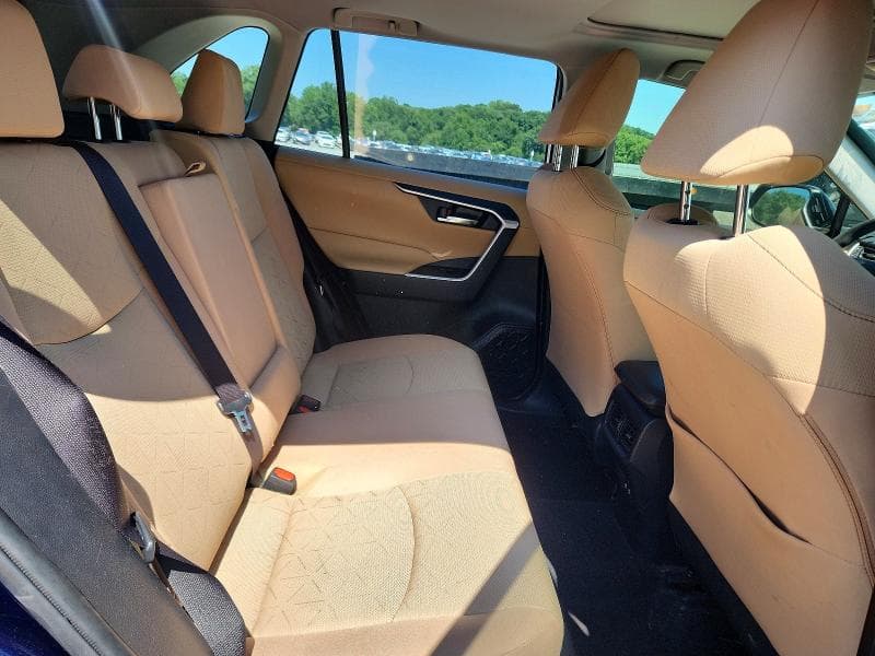 2020 TOYOTA RAV4 XLE 11