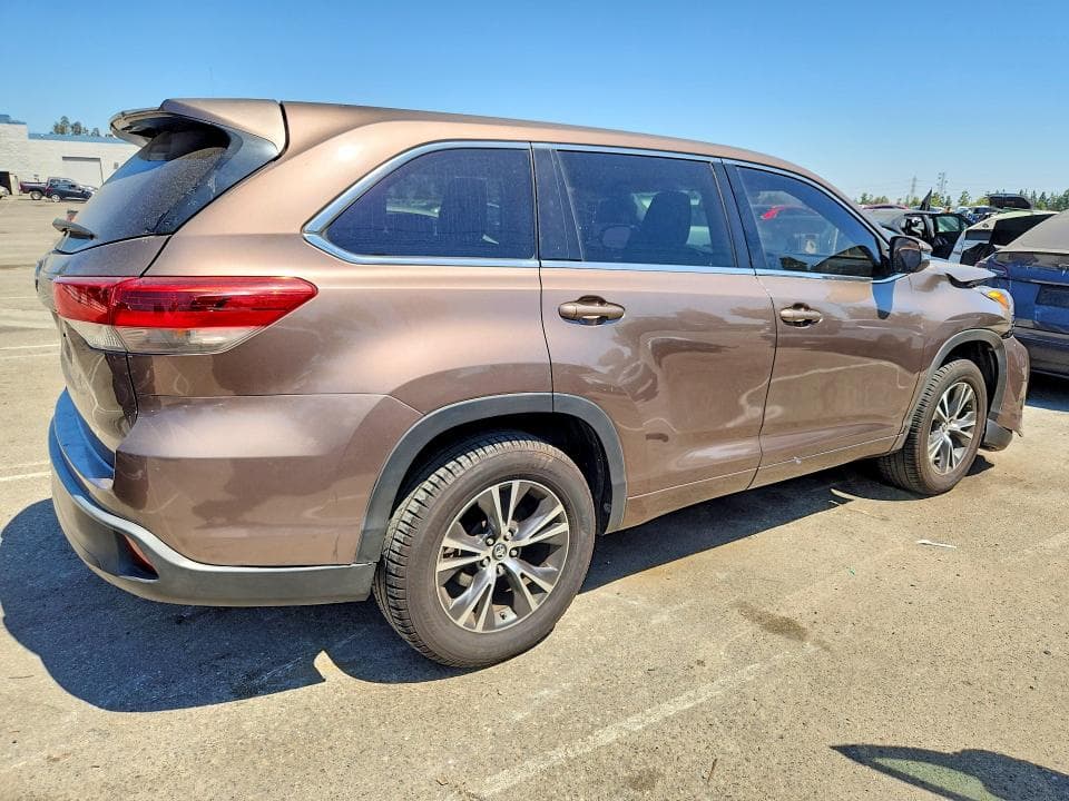 2018 TOYOTA HIGHLANDER LE 3
