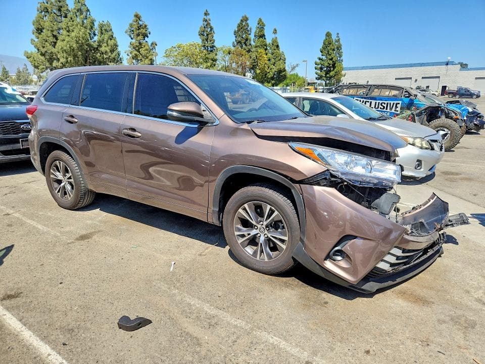 2018 TOYOTA HIGHLANDER LE 4