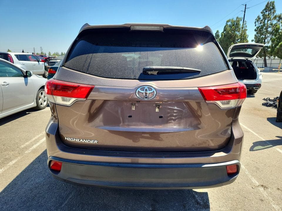 2018 TOYOTA HIGHLANDER LE 6