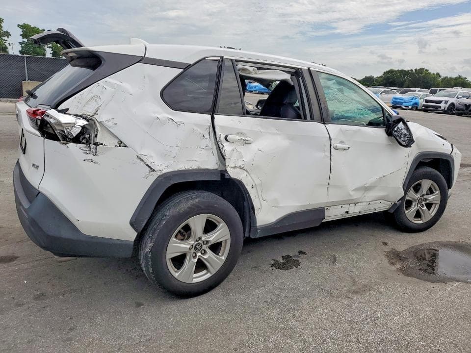 2019 TOYOTA RAV4 XLE 3
