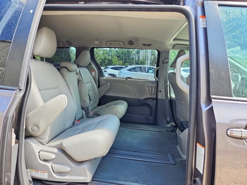 2020 TOYOTA SIENNA XLE 8-PASSENGER 11