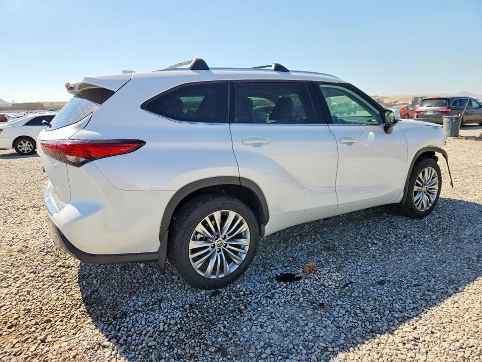 2023 TOYOTA HIGHLANDER PLATINUM 3