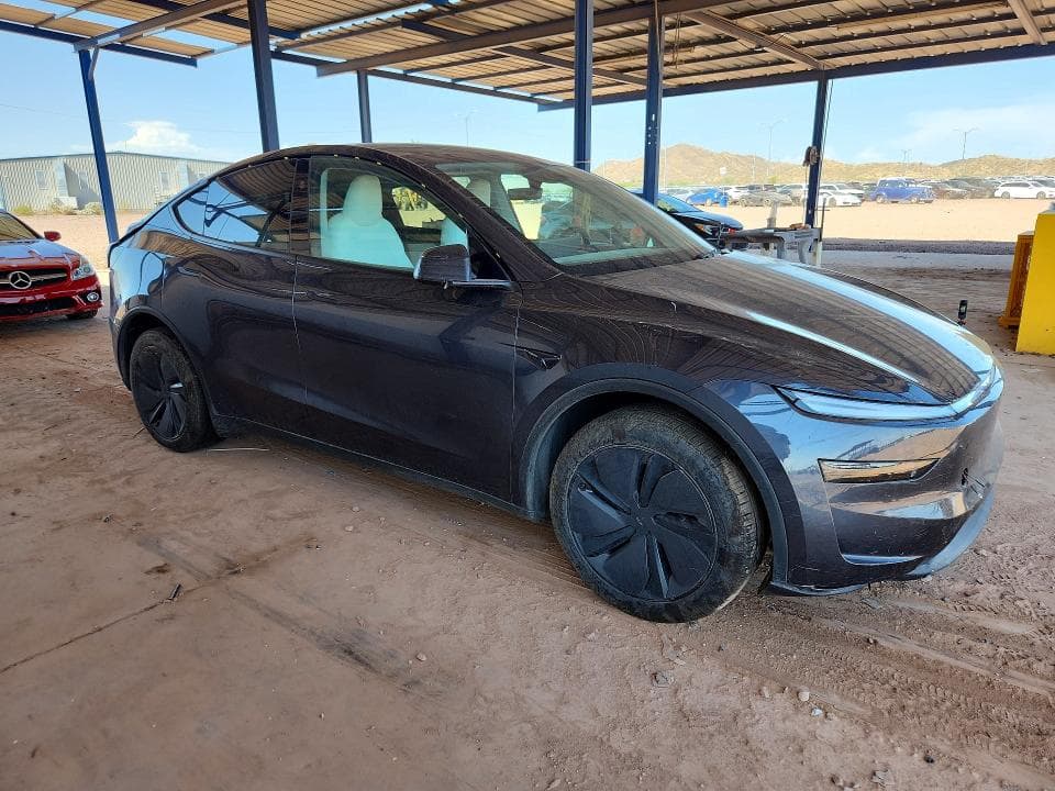 2026 TESLA MODEL Y 4