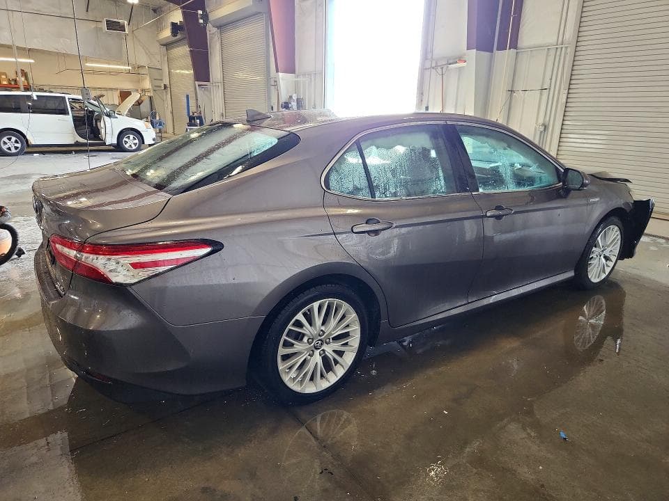 2019 TOYOTA CAMRY HYBRID XLE 3